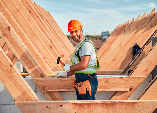 Handwerker auf einer Baustelle für ein Dach | HolzLand Bunzel